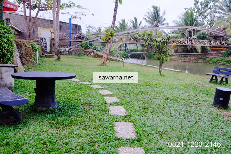 Halaman depan dengan taman Homestay Andrew