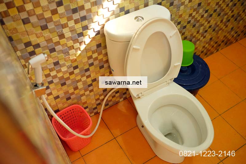 Kamar mandi bersih penginapan Sawarna