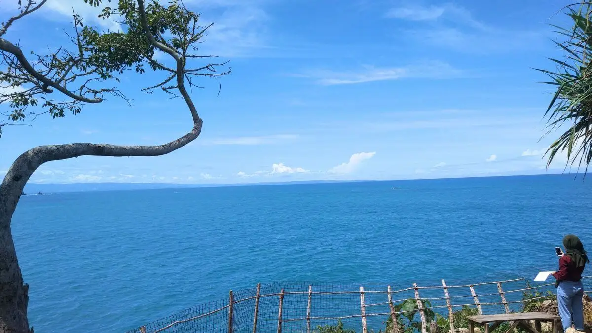 Pemandangan Pantai Karang Bokor Sawarna